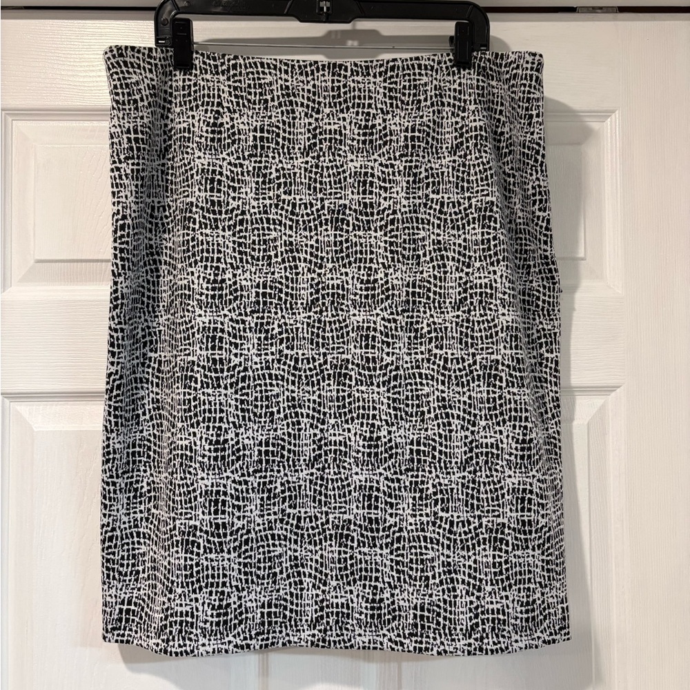 Kasper Black and White Patterned Pencil Skirt